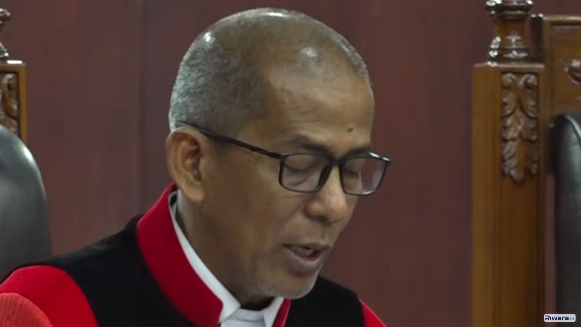 Hakim konstitusi membacakan putusan gugatan pensiun DPR di ruang sidang Mahkamah Konstitusi Republik Indonesia, menegaskan status quo tetap berlaku.